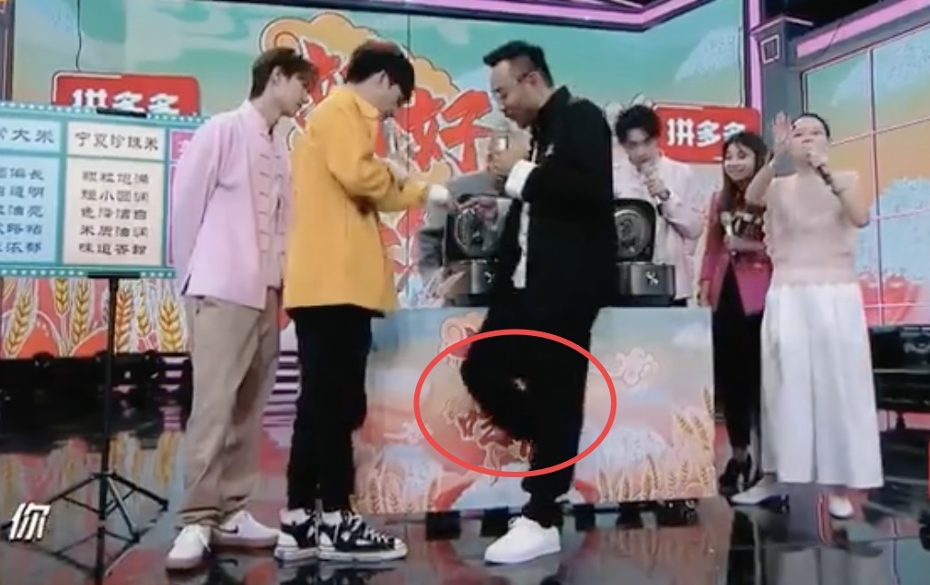 小心|大张伟不小心踩到王一博,就被汪涵踢了一脚,《天天向上》变了!