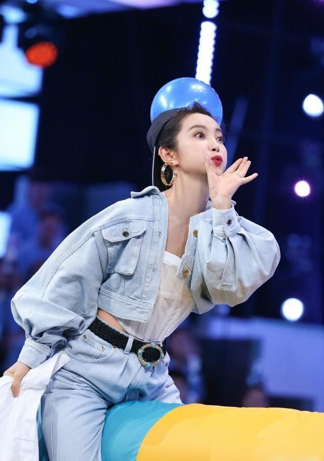  公司|快本：李冰冰要牵王一博的手，一博乖乖照做，但他的表情却太好笑