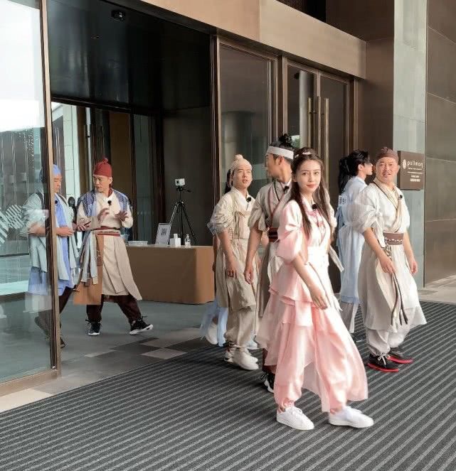 路透|《奔跑吧》路透全员换古装,胡可惊喜现身,baby生图暴露真实颜值