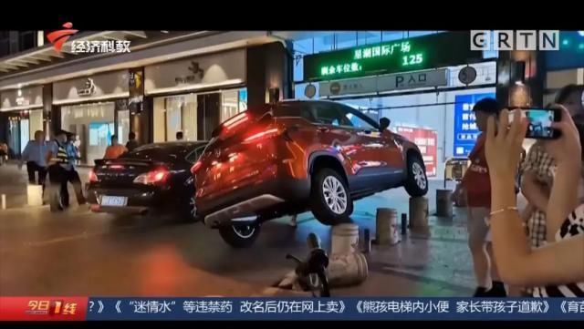  新手|新手司机把车开上石墩“表演跳桩”，路人：咋做到的？