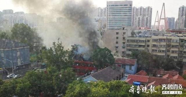 现场|情报员在现场|济南经四纬六路牛阵烧烤着火,浓烟扩散到整个路口