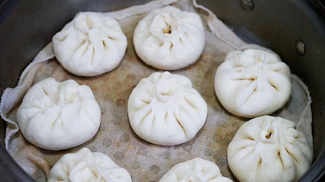  初秋|初秋我和家人爱吃这种香而不腻的鲜肉包，食材搭配营养，馅料醇香