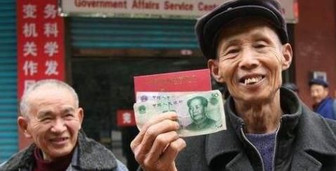 农民|为什么有些人赞成农民领退休金，有的人却不赞成？答案来了！