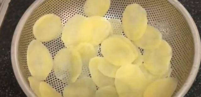 薯片|孩子学习累了,妈妈给炸了薯片,她们吃得很开心