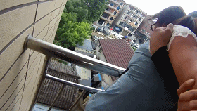  寻死|女子冲向高楼栏杆使出蛮劲寻死，蜀黍拼命往回拽！结果…