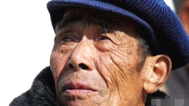 老人|在农村里，为什么有些老人戴帽子时要在里面垫一张纸？