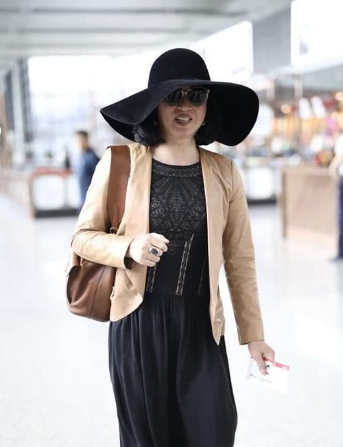 精致|金星穿上皮衣,内搭选择了一条黑色裙子,女人味就穿出来了!