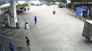  小车|加油站附近小车冒白烟，紧要关头……