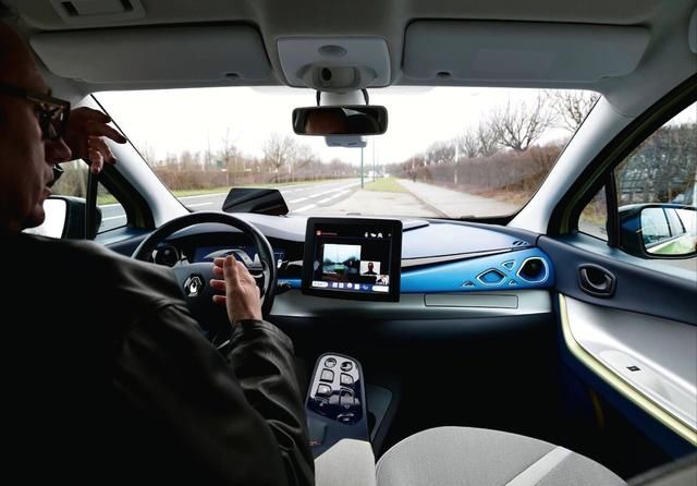  驾驶|开车忘带驾驶证，这是无证驾驶吗？拿出这个，交警通常会放行