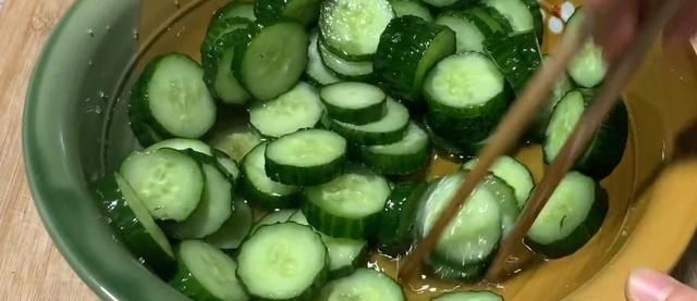  柠檬茶|夏天炎热无食欲，一根黄瓜搭配柠檬茶，酸爽开胃还不会发胖