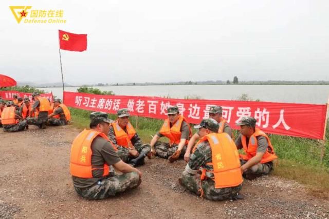 高高飘扬|让党旗在抗洪一线高高飘扬！万亩圩堤上的党小组会……