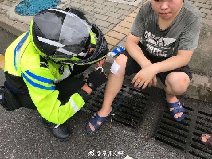  买药|小哥骑车不慎摔伤，铁骑帮忙买药处理伤口