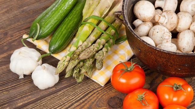  消化|水煮菜会损失营养？11种蔬菜大揭秘，哪些适合生吃哪些宜水煮