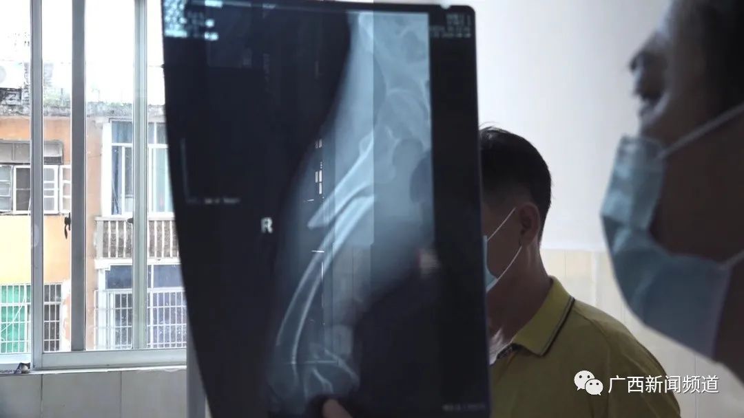 碾压|残疾人过公路惨遭车碾压,众人合力抬车救人的样子真暖心!