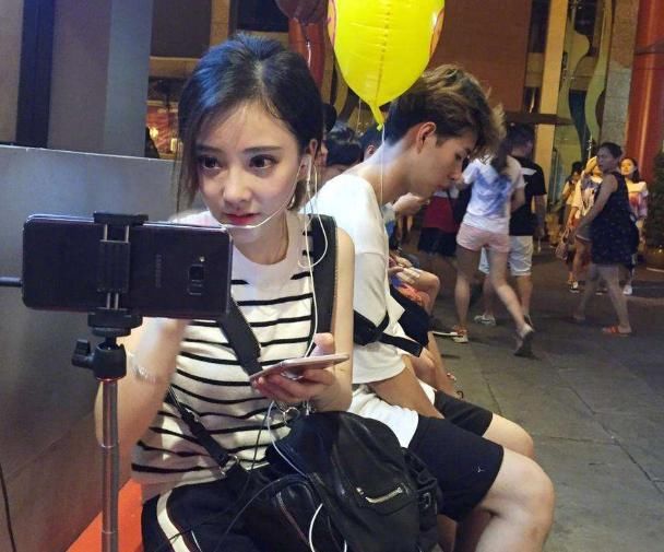  保时捷|300斤网红直播徒步拉车，摄像头刚关上就转身坐进保时捷，还打赏？