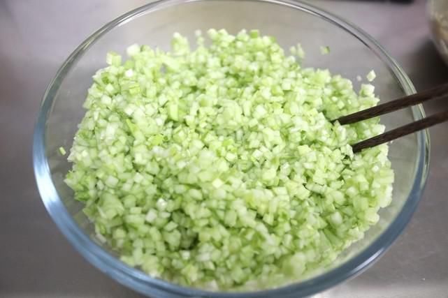 多汁|秋后包饺子，别再吃韭菜馅，这馅的饺子清香多汁，比韭菜爽口多了