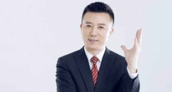 以没有看过|《新闻联播》新人表现平平,长相老派有播音脸,首秀用力过猛