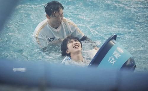  节目|蔡徐坤又被曝路透，两大男神同场他最耀眼！一看拍摄实情：站姐太拼了