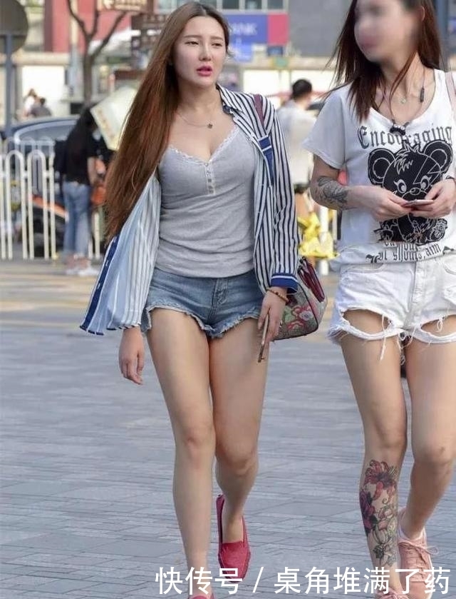 成熟|街拍：小姐姐长相甜美，穿上性感的紧身裙，尽显成熟女人味儿