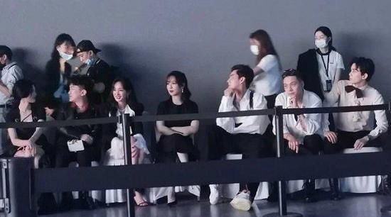  娱乐圈|发布会上明星扎堆坐热聊, 昔日女神却孤独一人, 圈中友情让人寒心