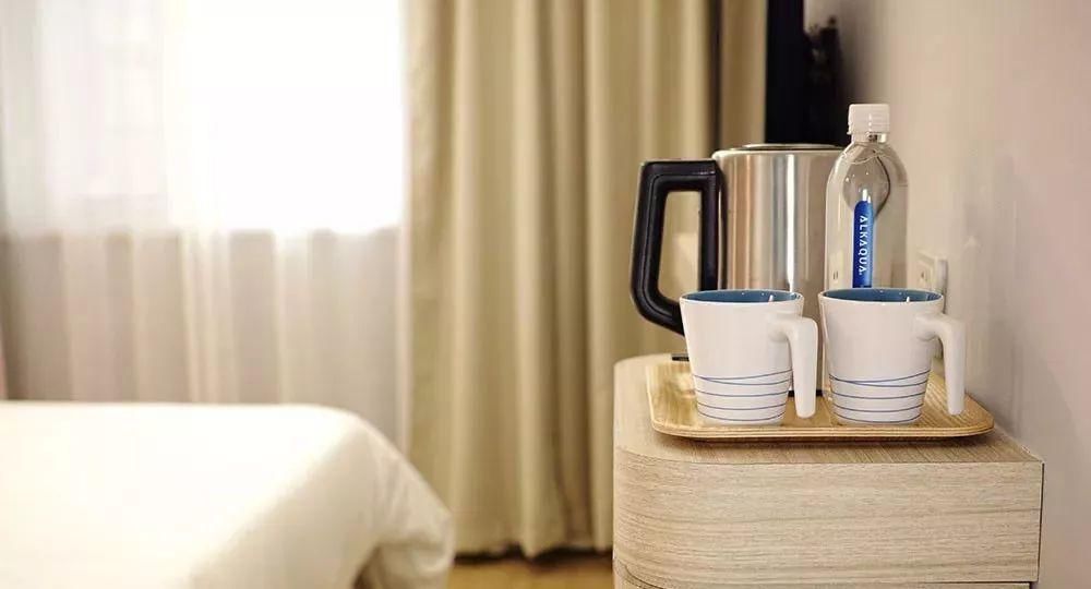 早好|为什么住酒店时，要倒一壶开水在马桶里？看完恍然大悟，早知早好