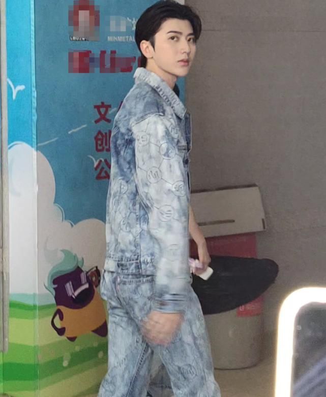  人气|蔡徐坤《快本》生图，梳背头造型成熟，同期嘉宾还有高人气女明星