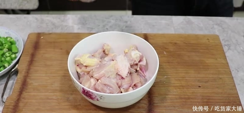 鸡肉|炒鸡新做法,加几个青椒,鸡肉鲜嫩,好吃下饭