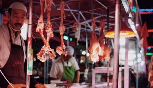  案板|为什么牛肉和羊肉挂着卖，猪肉要放在案板上卖呢？答案其实很简单