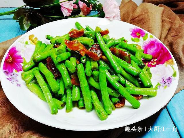 清炒豆角|炒豆角时,先放油就错了!大厨教你这样做,豆角翠绿鲜香更入味