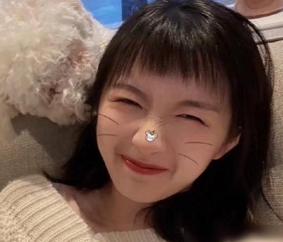  双手|同样为医护人员送餐，李浩菲双手奉上，看到杨超越姿势：没好感