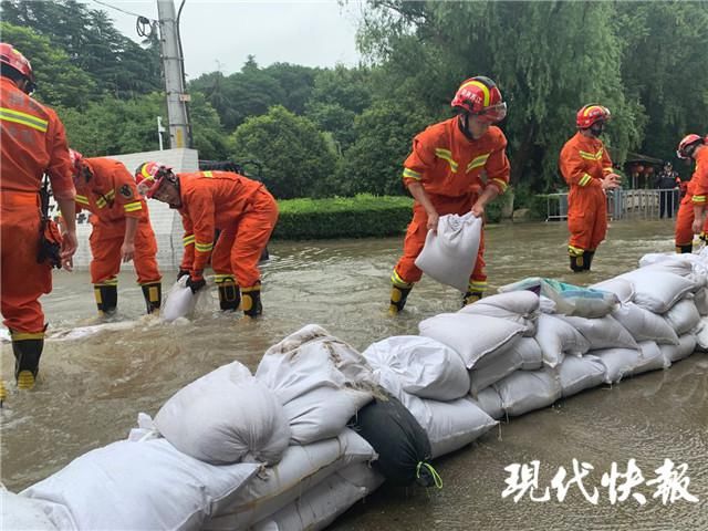  公园|石头城公园内排水管井倒灌，消防第一时间现场救援