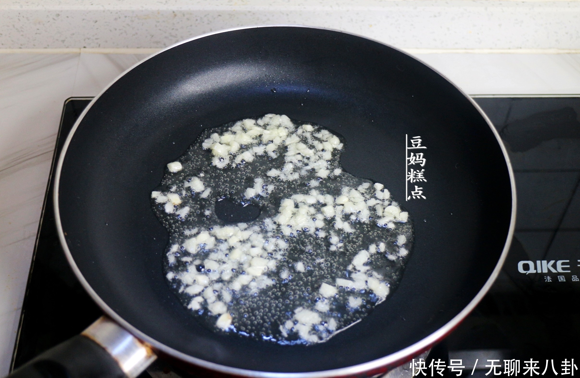 丝瓜炒香菇|怕长胖，这2样蔬菜一起炒，低热量高营养，汤鲜味美