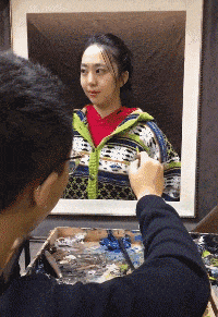 姑娘|现在的姑娘穿衣真的是随性,我在旁边看着都替她感到尴尬