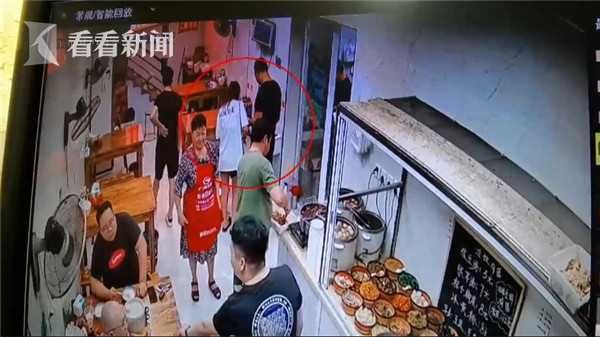  消防员们|买完单后她“撒腿就跑” 留下一屋消防员默默感动