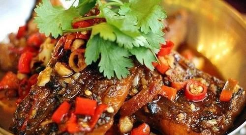  四溢|冬天，此鱼正是肥美之际，刺少肉还多，简单一炖，香气四溢贼下饭