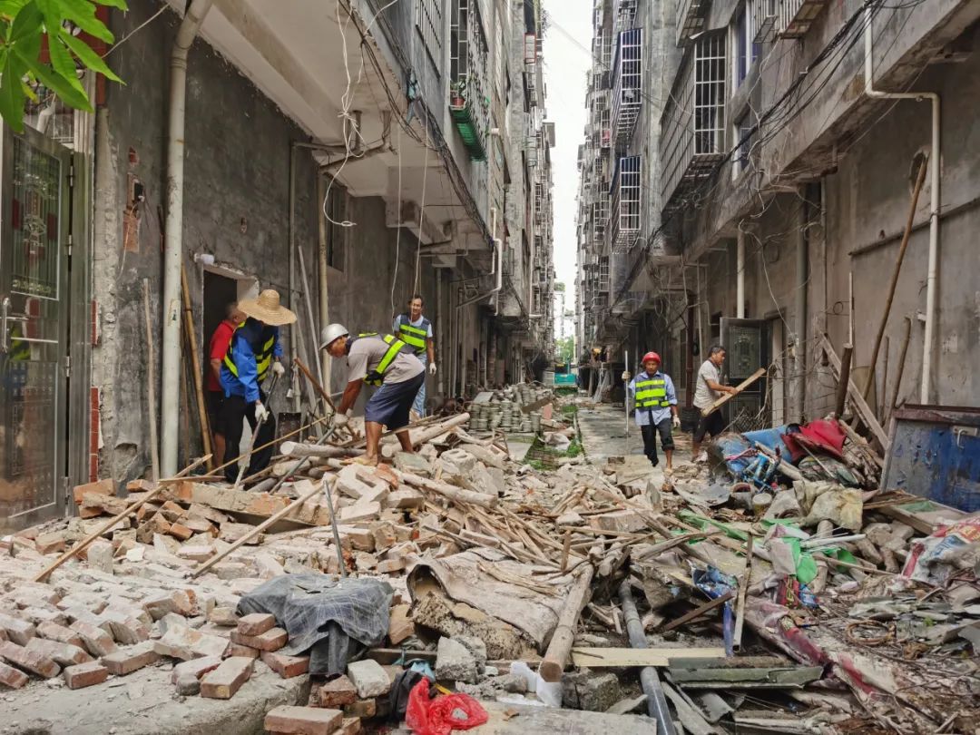 执法人员|“生命通道”千万不能堵！简易棚霸占消防通道拆！