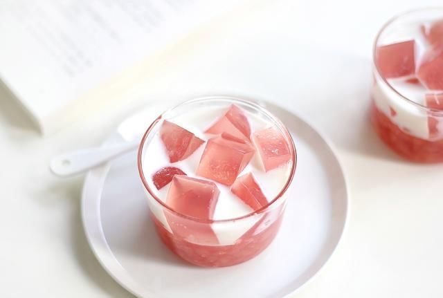  美味|只需3个桃子，就能做出2种甜品，美味解馋又实惠，做法超简单