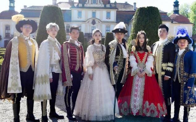  奔跑|《奔跑吧》100期回忆，郑恺获得全勤奖，看清配图后粉丝酸了