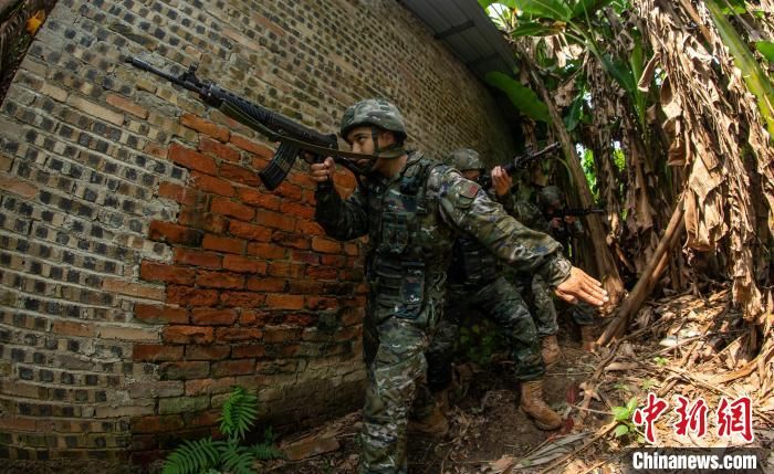 广西武警官兵立夏时节练兵忙