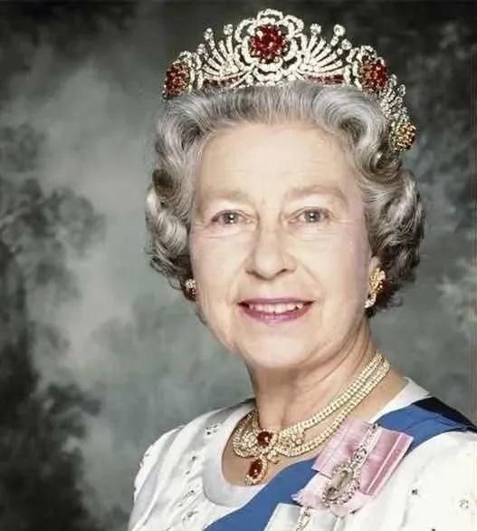 马丁|杨幂为了时尚,大热天穿马丁靴不算啥,看到鞋带:让人想不通