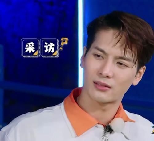  主动|她才是《跑男》最得宠的女嘉宾，被王嘉尔主动牵手，还“揽在”怀里