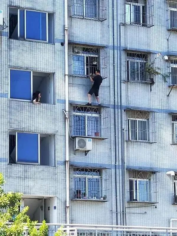  孩子|突发！厦门一男童6楼爬窗跌落，悬在空中！危急时刻…