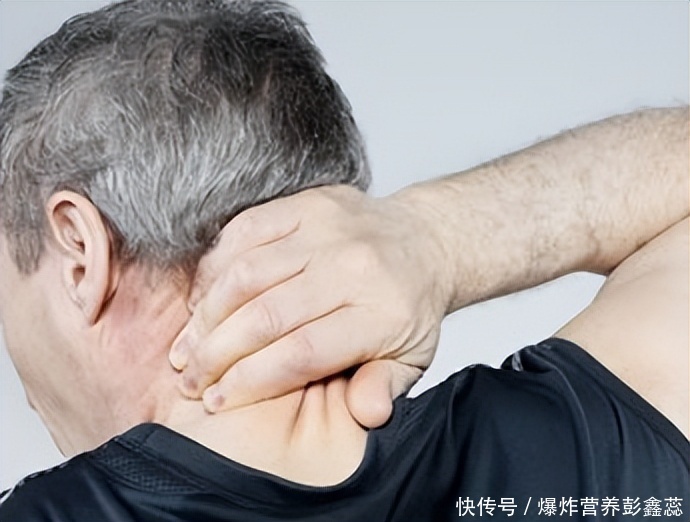 54岁女性重度骨质疏松怎么治疗(许多女性，其实早已经骨质疏松却不自知，有这4种情况要去医院)