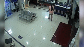 值班民警|上海12岁女孩“偷”了妈妈10元钱，被爸爸送去派出所“自首”！网友却吵翻了