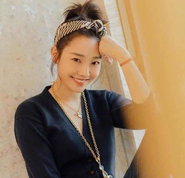  神秘|白百何身边换人了？出行获神秘男子全程陪同，聊到开心处相视一笑