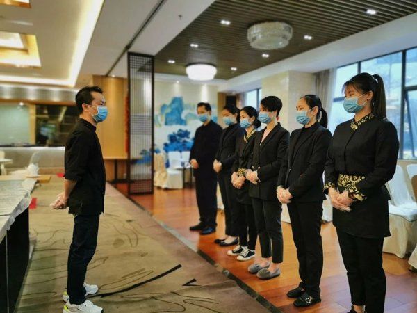 小勺|“七分饱”饭盒、小勺盛菜、电子监控、精准采购......管理“升级” 单位食堂变“节约”