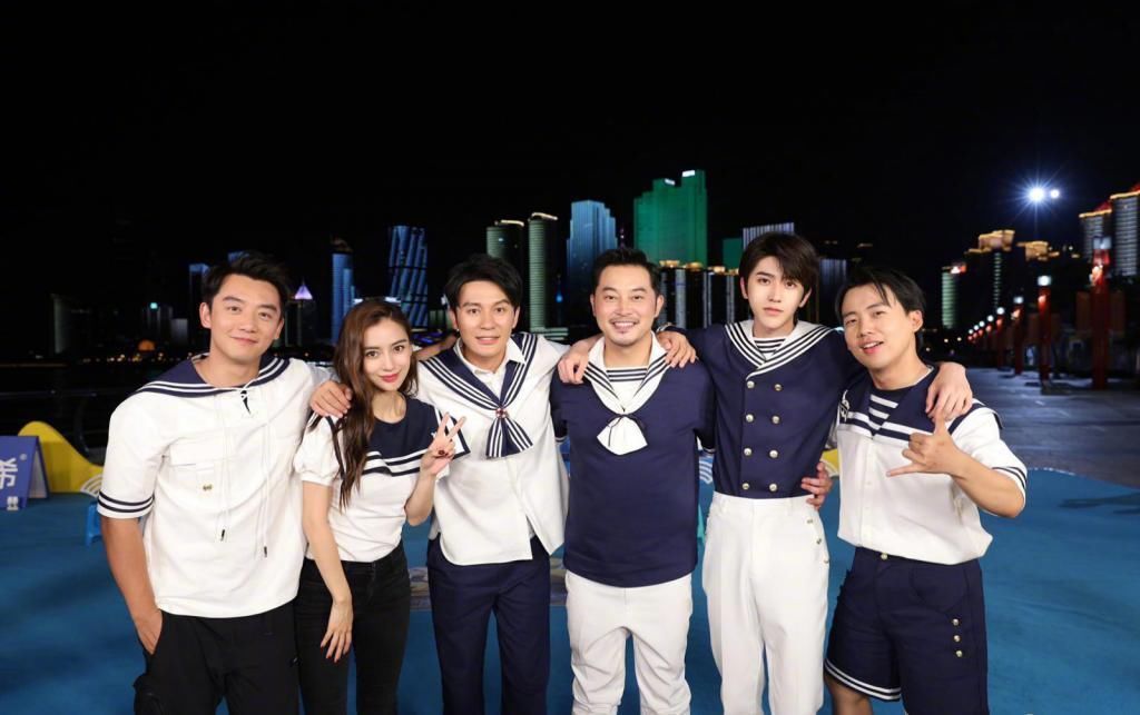  郑恺|跑男杀青六人合照，杨颖好像全身都在“抗拒”，郑恺机智避嫌