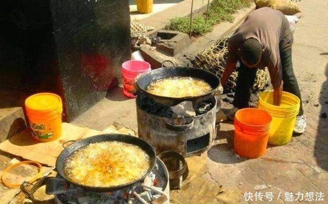 非洲人|实拍非洲原始部落妇女做饭,看了眼前这场景,网友:这谁敢吃