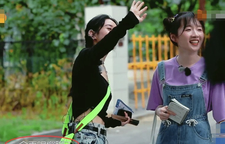 到直|赵丽颖被狗吓到直跑,狗主人跟她道歉,从她的回应方式看出人品!