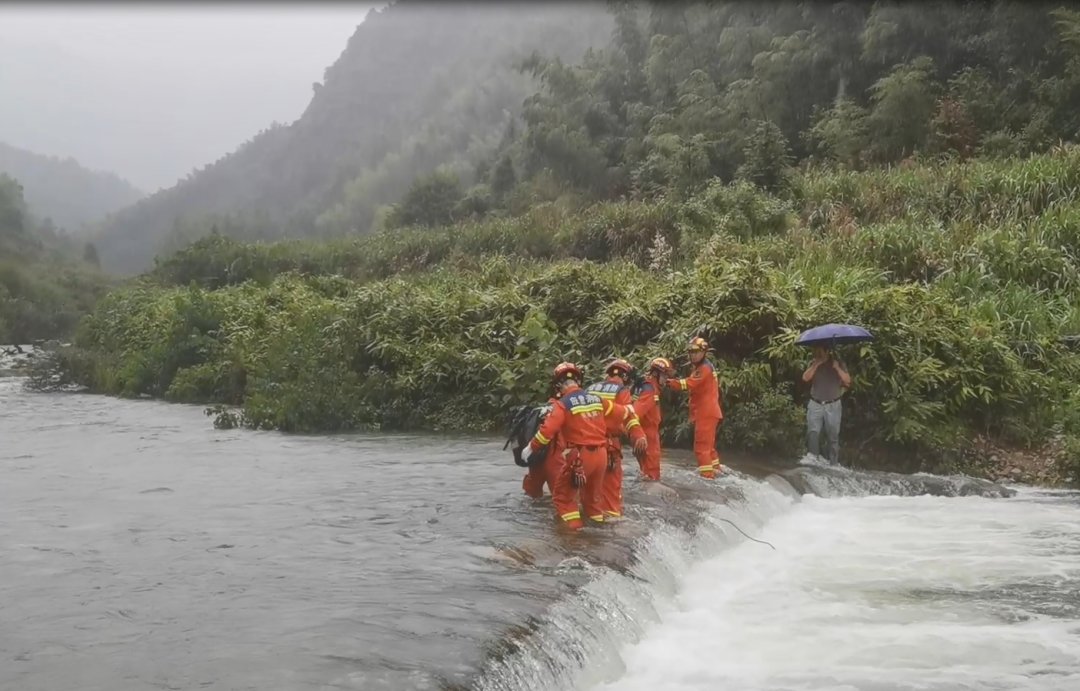 紧急！17名驴友雨中被困山林，有人受伤！